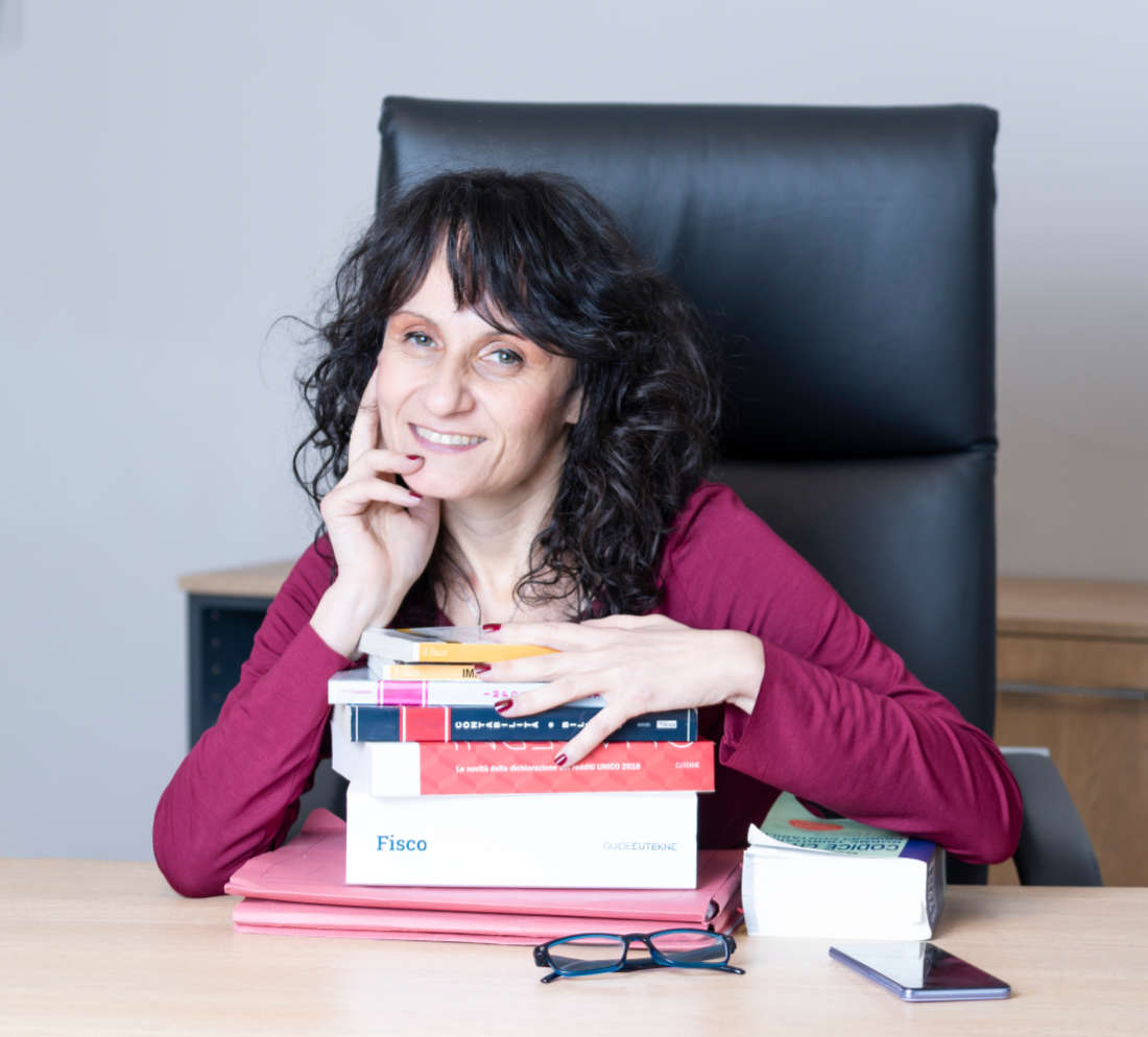 Commercialista Giovanna Pittore alla scrivania
